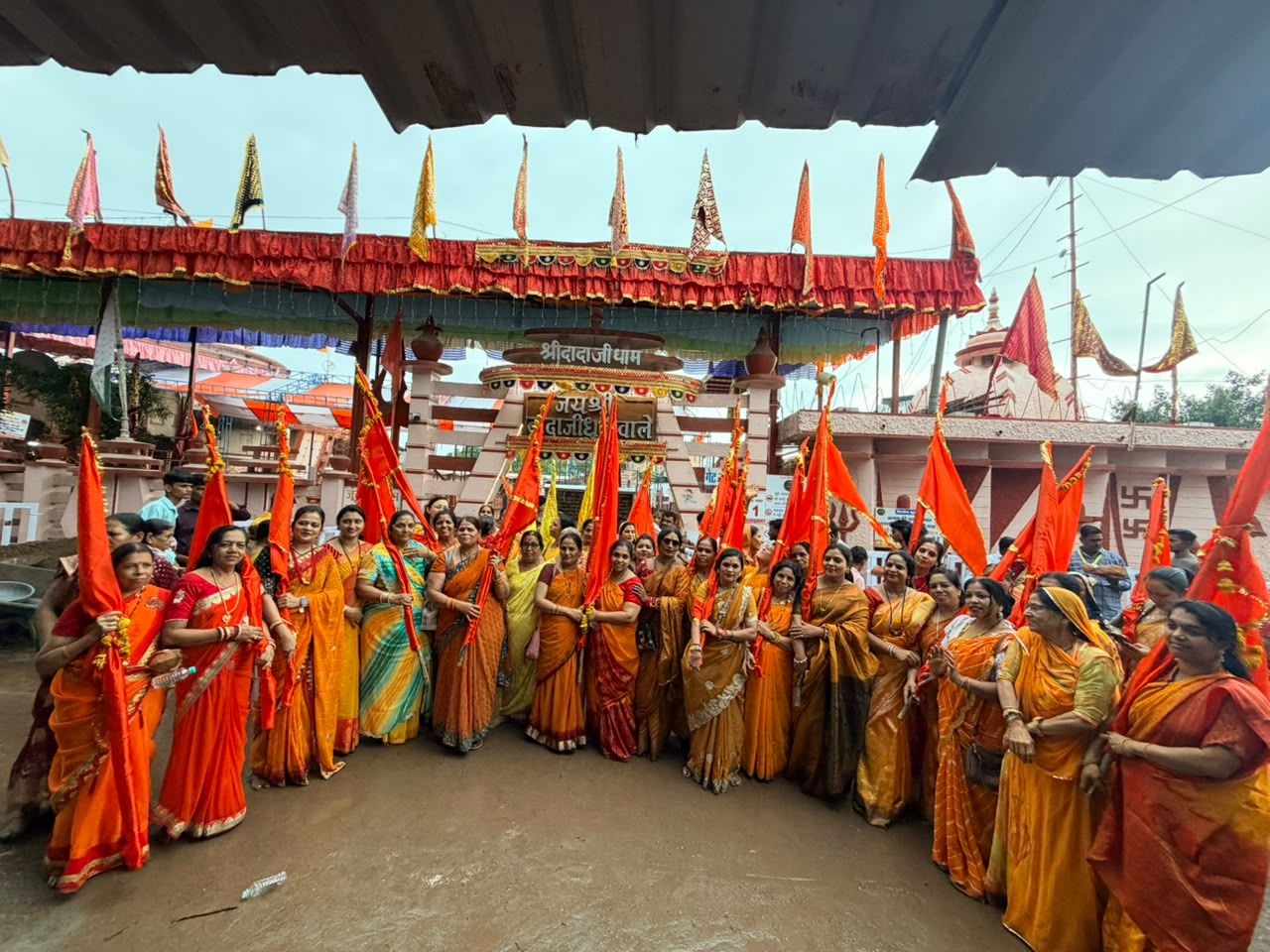 प्रगति नगर से श्री धूनीवाले दादाजी महाराज को निशान अर्पित